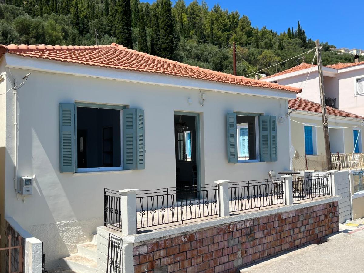 Modern Cottage On The Sea Ithaka Exteriér fotografie